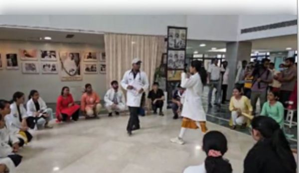 भोपाल एम्स के जूनियर डॉक्टरों ने कहा, जब तक न्याय नहीं मिलेगा हड़ताल जारी रहेगी 