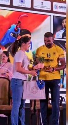 मनु भाकर ने हॉकी के दिग्गज पीआर श्रीजेश को भेंट की टी-शर्ट 