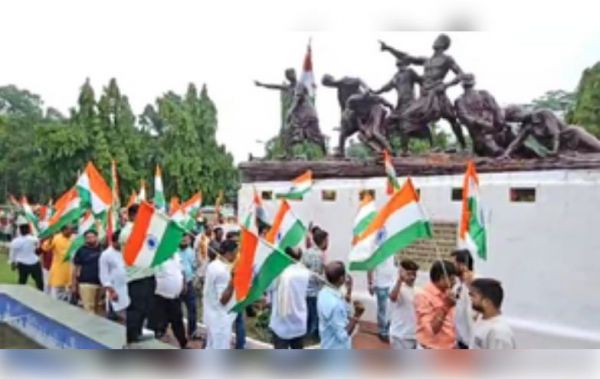 पटना में भाजपा ने निकाली तिरंगा यात्रा, वीर सपूतों को दी श्रद्धांजलि 