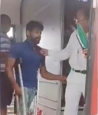 बिहार में ट्रेन के गार्ड ने दिव्यांग यात्री से की बदसलूकी, वीडियो वायरल 