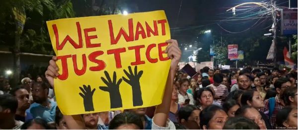 कोलकाता रेप मर्डर: प्रदर्शन के दौरान अस्पताल पर हमला