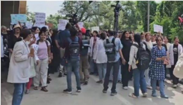 कोलकाता रेप-मर्डर केस में इंसाफ की मांग को लेकर दिल्ली के आरएमएल अस्पताल के डॉक्टर धरने पर 