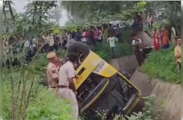 बांसवाड़ा में बच्चों को स्कूल ले जा रही बस नहर में गिरी, कई बच्चे घायल 