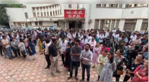कोलकाता के पीड़ित परिवार को न्याय दिलाने के लिए वडोदरा में भी हड़ताल पर डॉक्टर