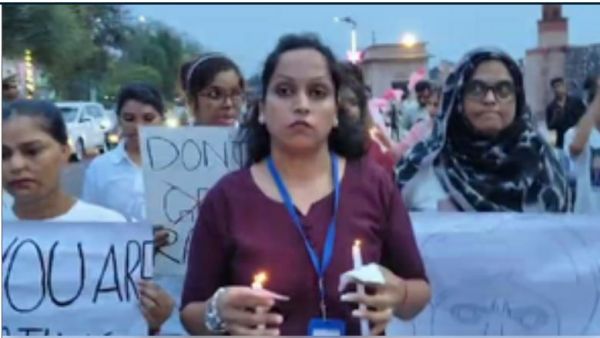 आरजी कर मेडिकल कॉलेज मामले को लेकर एसिड अटैक पीड़िताओं ने निकाला कैंडल मार्च 