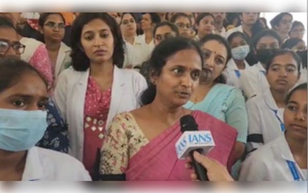 बेंगलुरु से भोपाल तक डॉक्टरों का विरोध-प्रदर्शन, ओपीडी बंद होने से मरीज परेशान