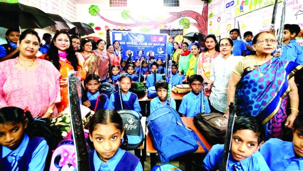 इनरव्हील क्लब से मिले छाते बने स्कूली बच्चों की मुस्कान