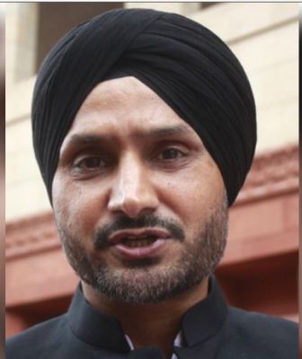 कोलकाता दुष्कर्म मामले पर हरभजन का फूटा गुस्सा, सीएम ममता को पत्र लिखकर की जांच में तेजी दिखाने की मांग