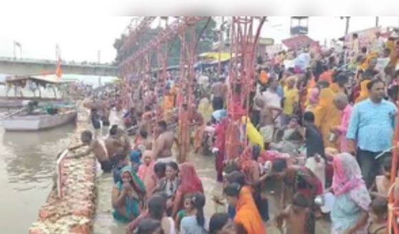 अयोध्या और प्रयागराज में सावन के अंतिम सोमवार पर उमड़ा सैलाब, भक्तों ने लगाई आस्था की डुबकी 