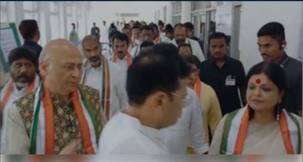 राज्यसभा उपचुनाव के लिए कांग्रेस उम्मीदवार अभिषेक मनु सिंघवी ने तेलंगाना से भरा पर्चा 