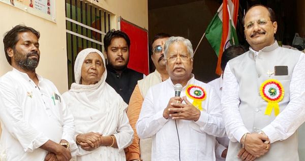 हिन्द इंग्लिश मीडियम स्कूल में अग्रवाल-बेग द्वारा ध्वजारोहण