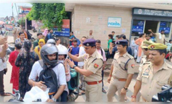 नोएडा में रक्षाबंधन पर नो चालान डे, महिला दोपहिया चालकों को बांटे गए हेलमेट 