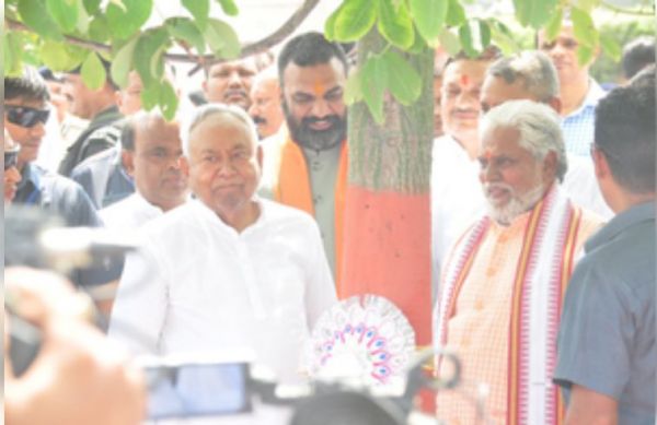 'पेड़ों की सुरक्षा है जरूरी', मुख्यमंत्री नीतीश कुमार ने पेड़ को बांधी राखी