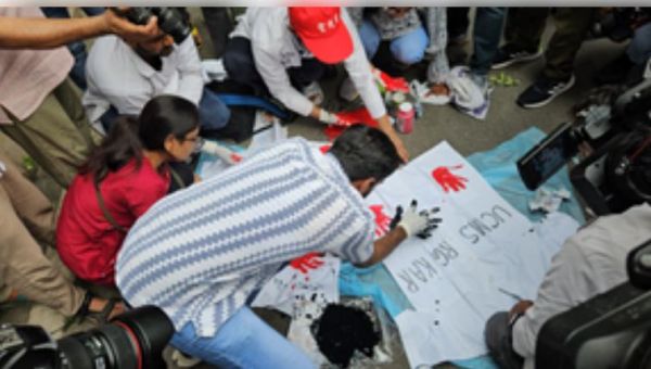 दिल्ली के निर्माण भवन के बाहर डॉक्टरों का प्रदर्शन, सेंट्रल प्रोटेक्शन एक्ट को लागू करने की मांग की 