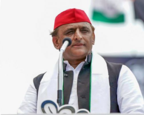 अखिलेश यादव और केशव प्रसाद मौर्य के बीच चल रहे वाक युद्ध में कांग्रेस कूदी 