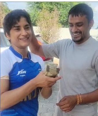 हरियाणा : रक्षाबंधन पर विनेश फोगाट ने भाई हरविंद्र को बांधी राखी, मिला गिफ्ट चरखी 