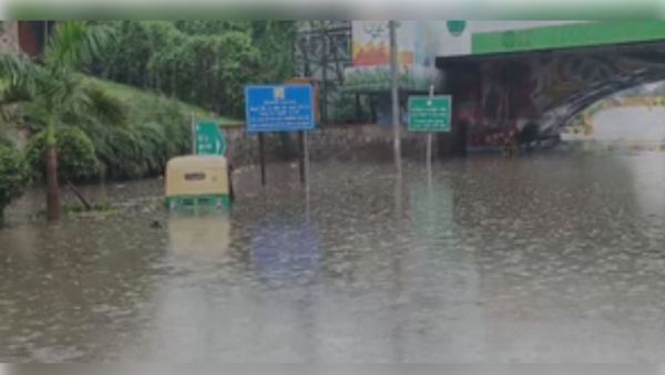 दिल्ली में तेज बारिश से मिंटो ब्रिज के नीचे जलभराव में डूबा ऑटो रिक्शा 