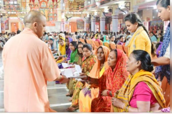 गोरखपुर में सीएम योगी ने लगाया जनता दरबार, सुनी लोगों की फरियाद 