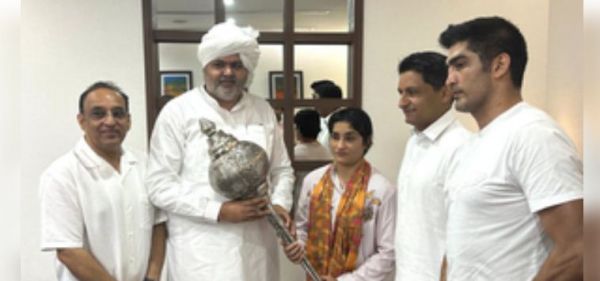 राजनीति में शामिल हो सकती हैं विनेश, चचेरी बहन बबीता के खिलाफ लड़ सकती हैं हरियाणा विधानसभा चुनाव : सूत्र 