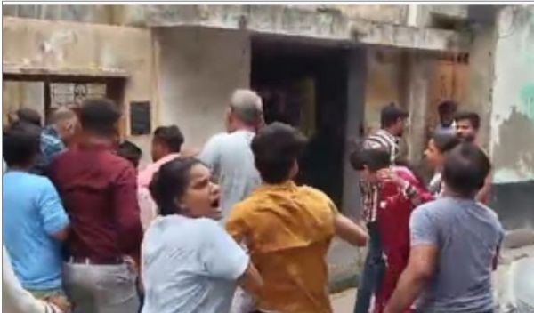 राखी बांधने आई बहन, गाड़ी खड़ी करने को लेकर हुआ विवाद, झगड़े में पिता पुत्र घायल 