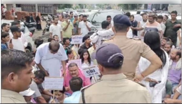 उत्तराखंड में नर्स की हत्या की सीबीआई जांच की मांग को लेकर कांग्रेस का धरना प्रदर्शन 