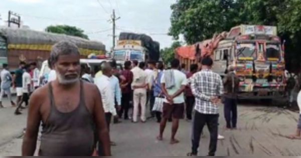 हाजीपुर में भारत बंद के दौरान भीम आर्मी और एससी-एसटी मोर्चे के लोग सड़कों पर उतरे 