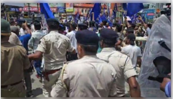पटना में बंद समर्थकों का प्रदर्शन, पुलिस ने भांजी लाठियां 