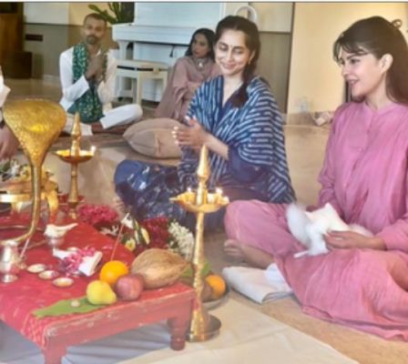 जैकलीन फर्नांडीज, अनुषा दांडेकर ने की रुद्राभिषेक पूजा 