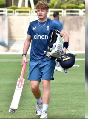 ओली पोप एडिलेड स्ट्राइकर्स और अकील होसैन सिडनी सिक्सर्स में शामिल 