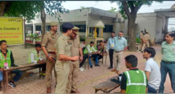 गौतमबुद्ध नगर के 18 केंद्रों पर कड़ी सुरक्षा के बीच पुलिस भर्ती परीक्षा दूसरे दिन भी जारी 
