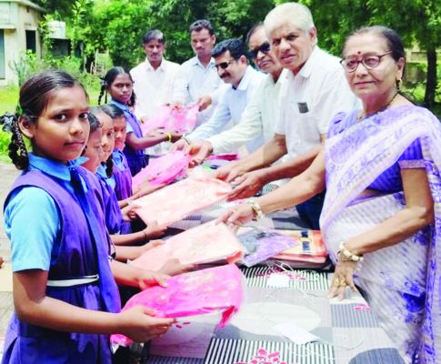 चरामेति बाल मुस्कान सेवा ने बच्चों को दिए नये कपड़े