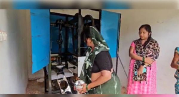 झांसी में महिलाओं को मिल रहा रोजगार, प्लांट में काम कर सुधरे आर्थिक हालात 