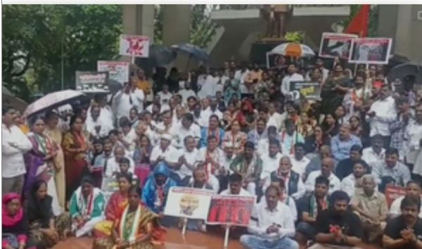 बदलापुर यौन उत्पीड़न मामले में महाविकास अघाड़ी का काली पट्टी बांधकर विरोध प्रदर्शन 