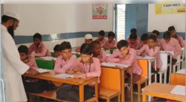 उत्तर प्रदेश : बिजनौर के सरकारी स्कूल में मुस्लिम अध्यापक का फरमान, टोपी पहनकर आएं मुस्लिम छात्र 