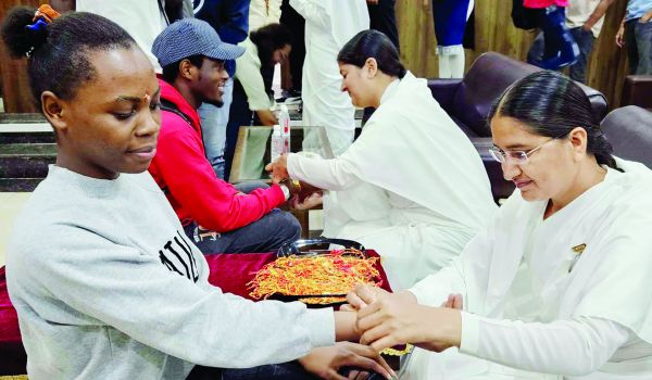 कलिंगा विवि विदेशी विद्यार्थियों संग ब्रह्माकुमारी बहनों की राखी