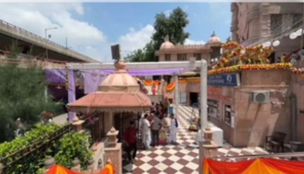 नोएडा के इस्कॉन टेंपल में श्री कृष्ण जन्माष्टमी के लिए तैयारियां पूरी, भक्तों का लगा तांता 