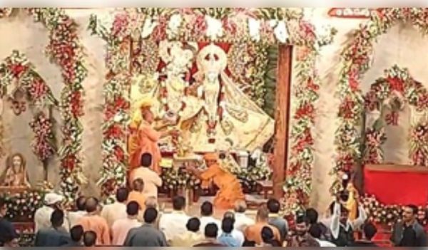 सीएम योगी पहुंचे मथुरा, कहा- श्री कृष्ण ने गीता के मंत्रों से दी नई संजीवनी 