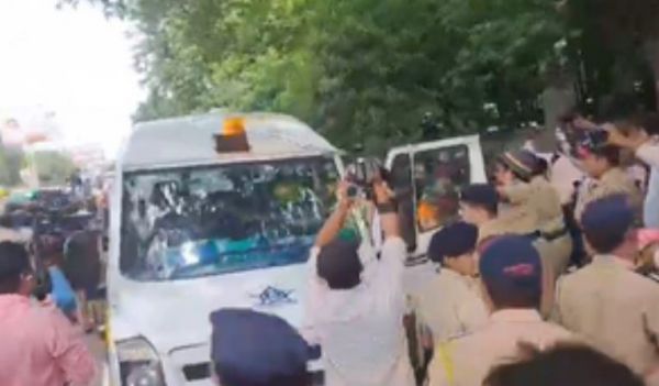 महाराष्ट्र : भाजपा और शिवसेना (यूबीटी) कार्यकर्ताओं के बीच हाथापाई, पुलिस ने कई को हिरासत में लिया 