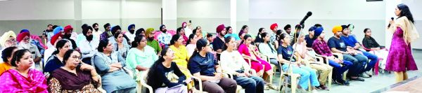 प्रदेश की प्रथम महिला मिलिट्री ऑफिसर कैप्टन गुरमीत कौर का कैरियर विकल्पों पर मार्गदर्शन