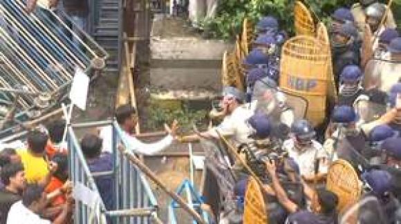 कोलकाता : सरकार के खिलाफ ‘नबन्ना अभियान’ निकालने वाले प्रदर्शनकारियों पर लाठीचार्ज