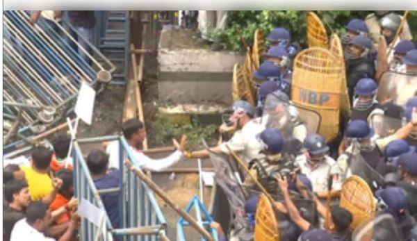 नबन्ना मार्च : भीड़ को तितर-बितर करने के लिए पुलिस ने छोड़े आंसू गैस के गोले, पानी की बौछार की