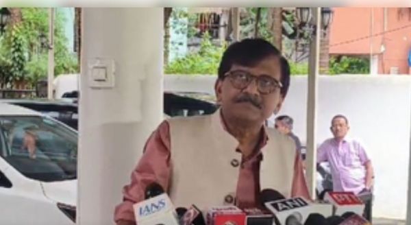 छत्रपति शिवाजी महाराज की प्रतिमा ढहने पर भड़के संजय राउत, मांगा सीएम का इस्तीफा 