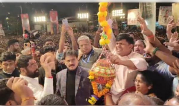 महाराष्ट्र में दही हांडी उत्सव का जबरदस्त नजारा, सीएम शिंदे ने भी फोड़ी मटकी 