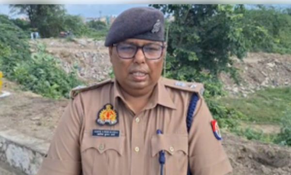 ग्रेटर नोएडा में सरकारी काम रुकवाने के लिए दो युवकों ने किया आत्मदाह का प्रयास ग्रेटर 
