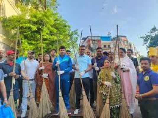 इंदौर में सफाई कर्मियों की छुट्टी के दौरान नेताओं और अफसरों ने उठाई झाड़ू