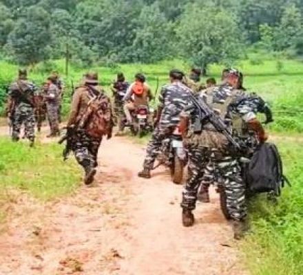 छत्तीसगढ़ : सुरक्षाबलों और नक्सलियों के बीच मुठभेड़ जारी