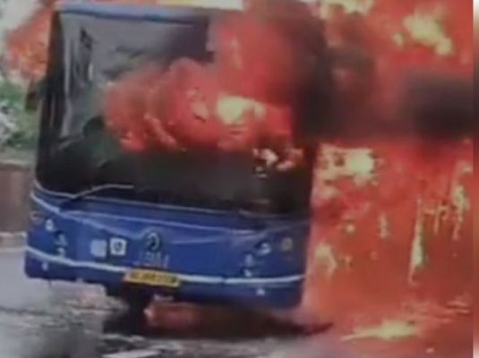 बाइक सवार बना ‘देवदूत’, मूसलाधार बारिश के बीच जलकर खाक हुई एसी बस