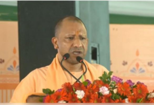 'समाजवादी पार्टी की टोपी लाल, कारनामे काले' : सीएम योगी 