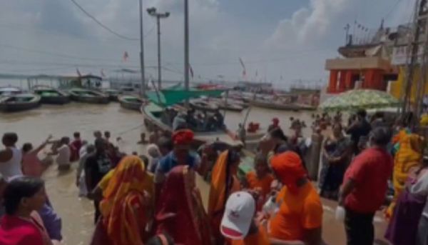 वाराणसी में उफान पर गंगा, कई घाट और मंदिर डूबे 