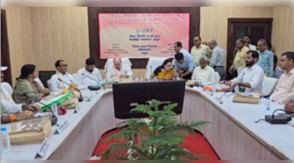 हेमा मालिनी ने मथुरा में अधिकारियों के साथ बैठक में विकास कार्यों की प्रगति का मांगा हिसाब